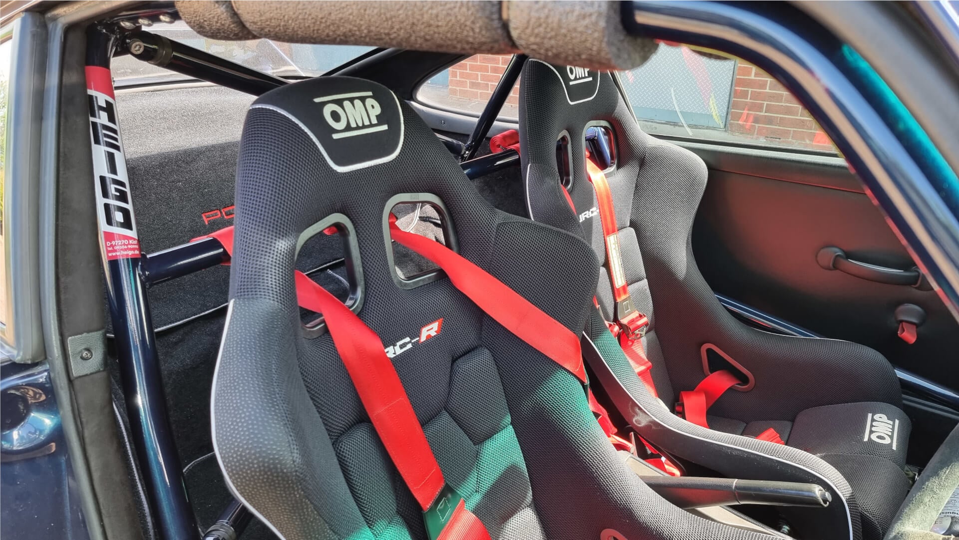 Porsche_993_with_OMP_WRC-R_bucket_seats_-_GSM_Performance_showroom