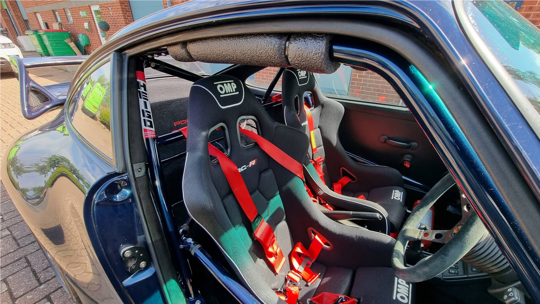 Porsche_993_with_OMP_WRC-R_bucket_seats_-_GSM_Performance_showroom_fitted