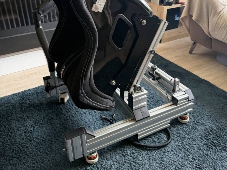 Bucket seat side mounted to an aluminium profile sim rig