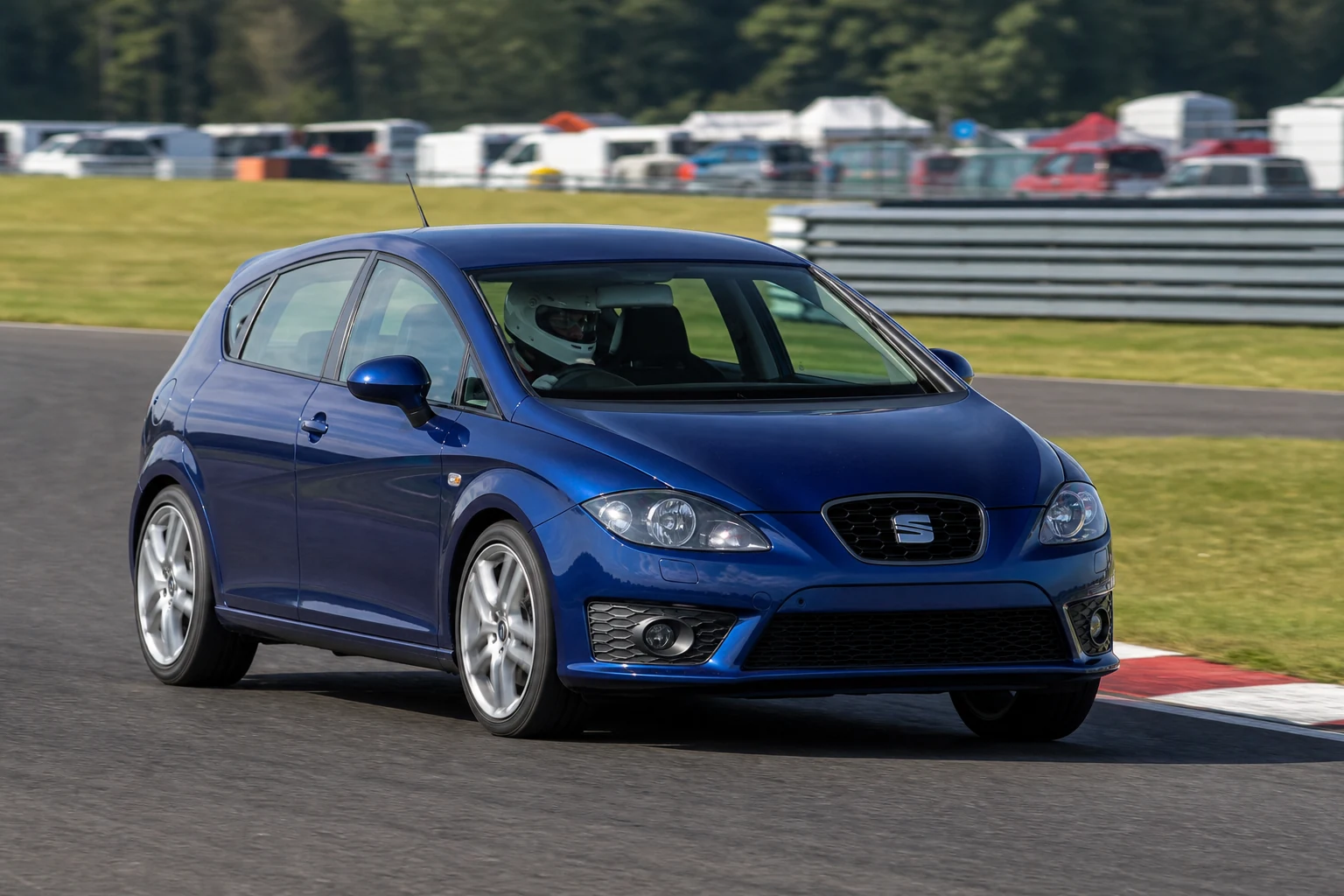 Seat Leon Mk2 on track with a helmeted driver