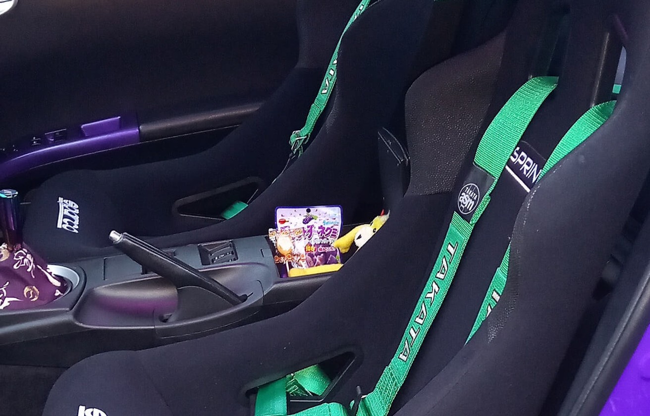 Nissan 350Z cabin fitted with a pair of Sparco FIA bucket seats and green Takata harnesses